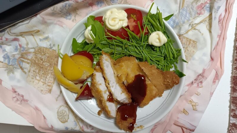 とんかつ・木の芽のお浸し・トマト・サツマイモのレモン煮
