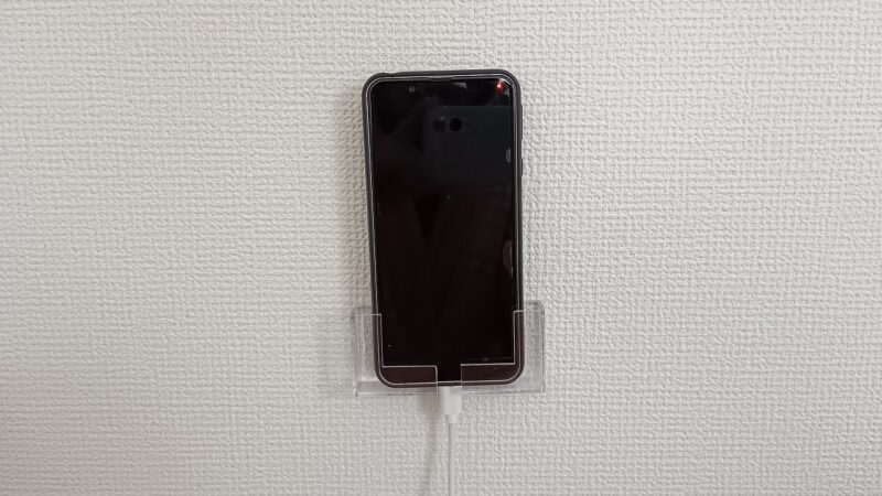 セリアのL字ラックがスマートフォン置き場になった