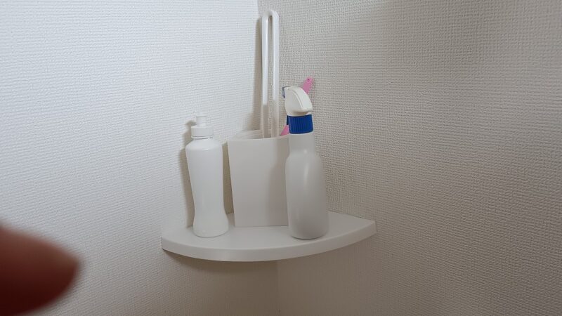 キャンドゥの壁付け三角トレー