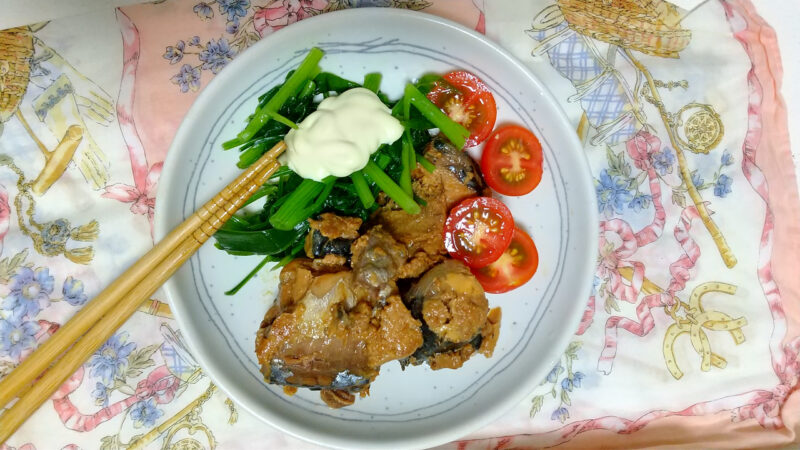 缶詰のサバの味噌煮と自宅で取れたほうれん草のお浸し&トマト
