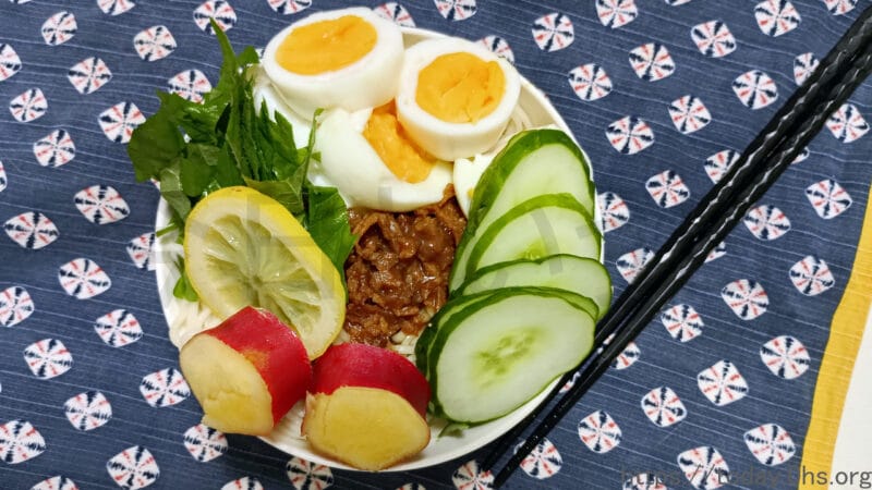 青じそ（大葉）を添えた料理-そぼろ肉とそうめん