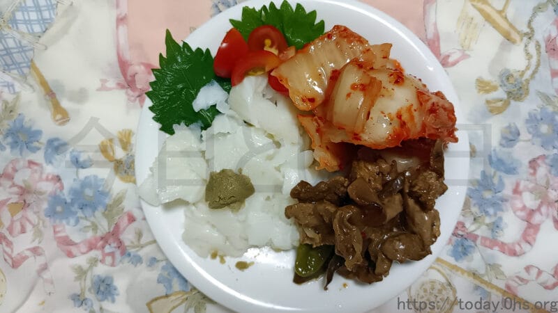 青じそ（大葉）を添えた料理-メインはえんがわの刺身