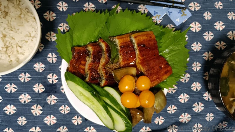 青じそ（大葉）を添えた料理-メインはウナギのかば焼き