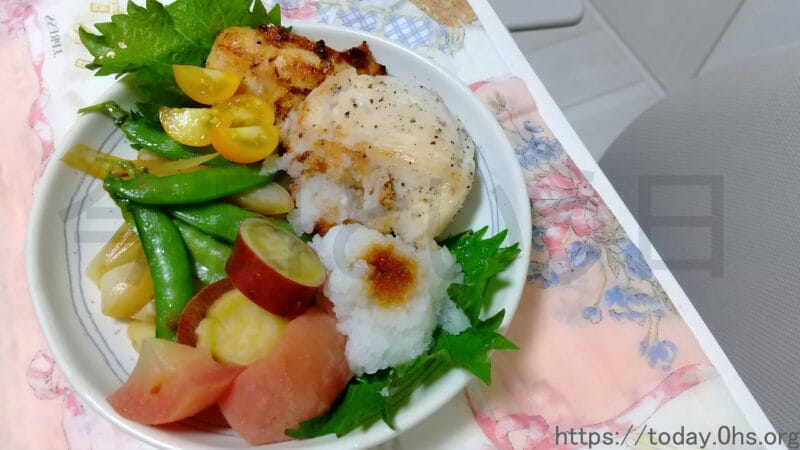 青じそ（大葉）を添えた料理-メインは鶏肉