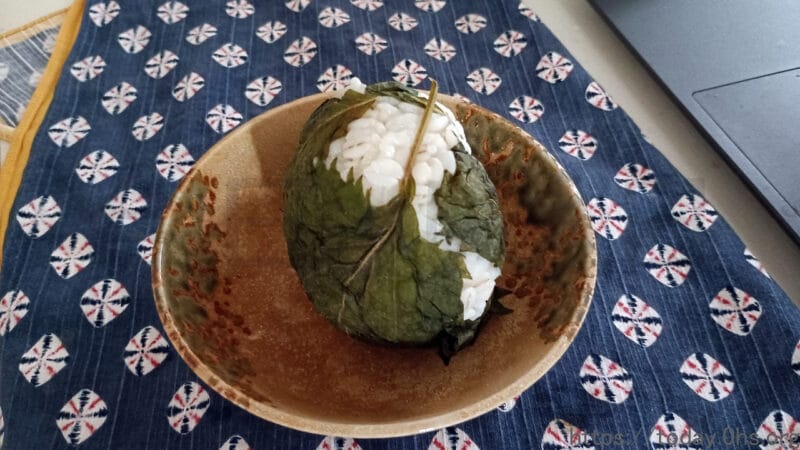 去年採れたシソの葉を塩で保存したもので巻いたおにぎり