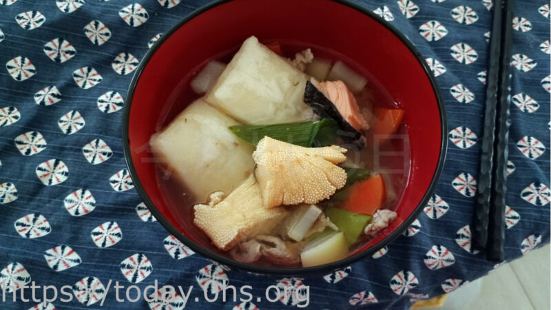 我が家のお雑煮・中身は角餅・大根・人参・長ネギ・鮭・豚肉・数の子